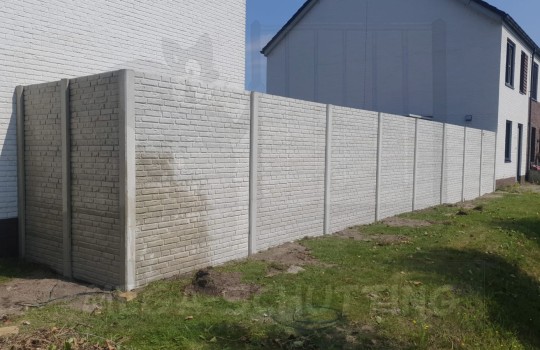 Witte beton-beton schutting